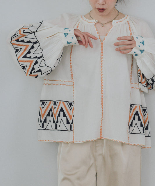 Pqran　カラー刺繍ブラウス