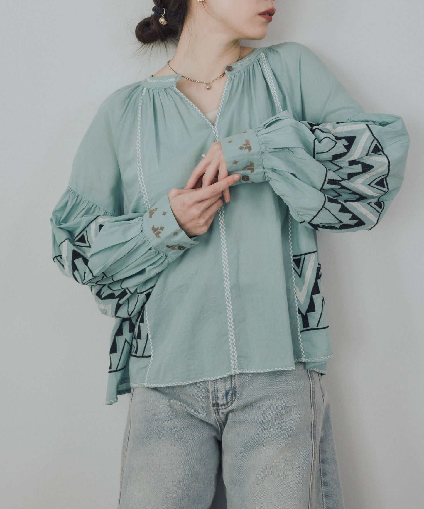 Pqran　カラー刺繍ブラウス