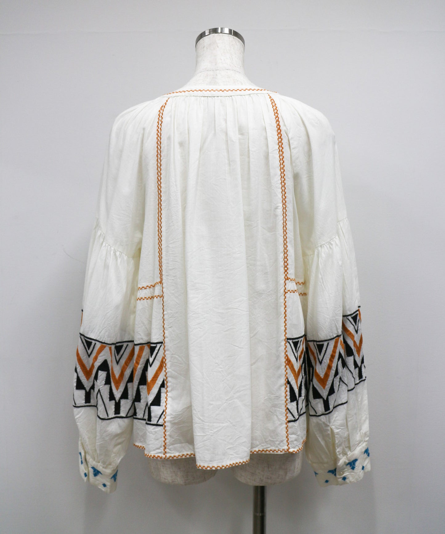 Pqran　カラー刺繍ブラウス