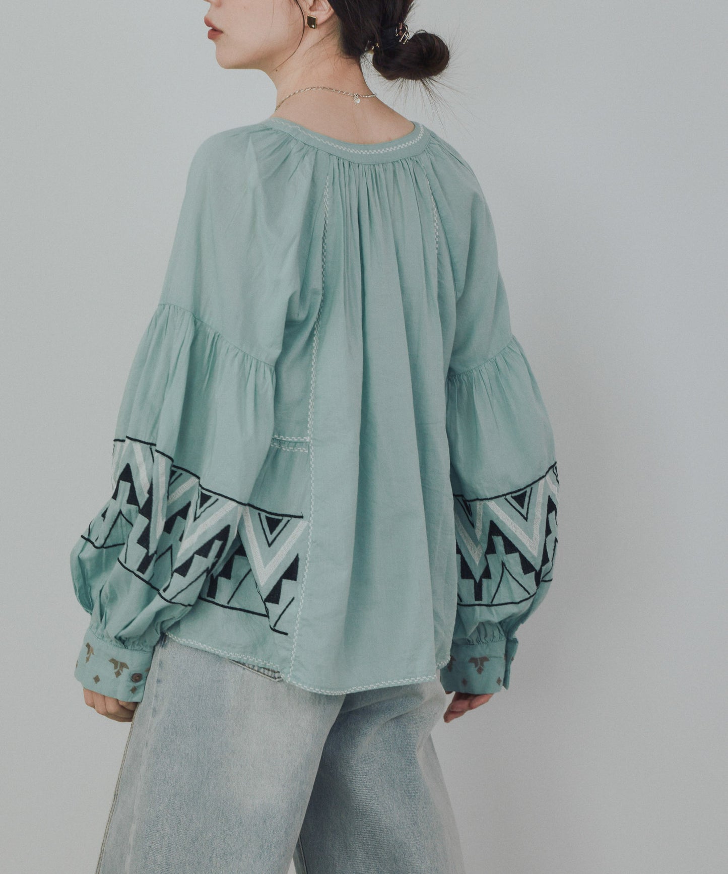 Pqran　カラー刺繍ブラウス