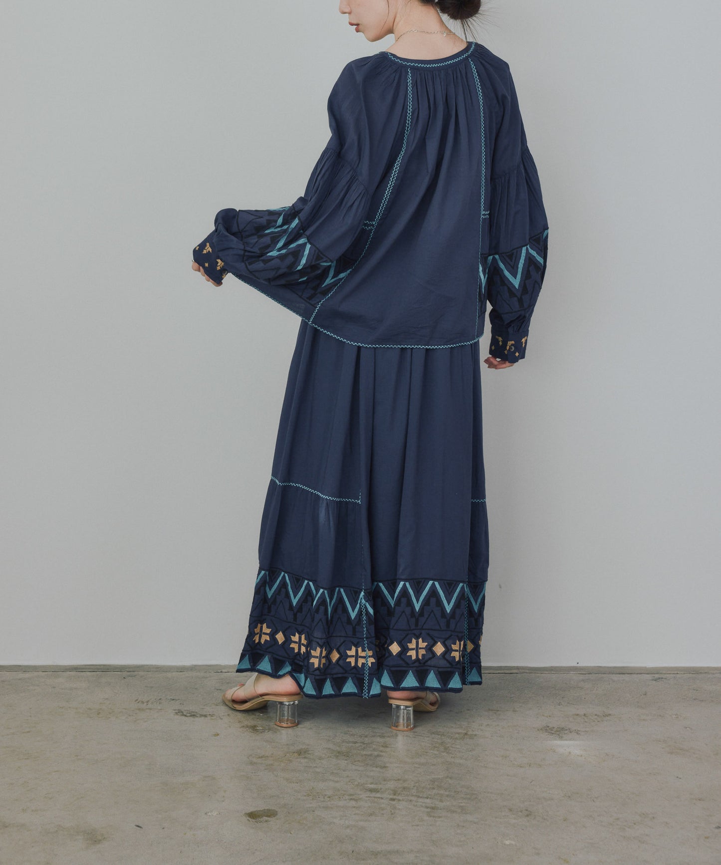 Pqran　カラー刺繍ブラウス