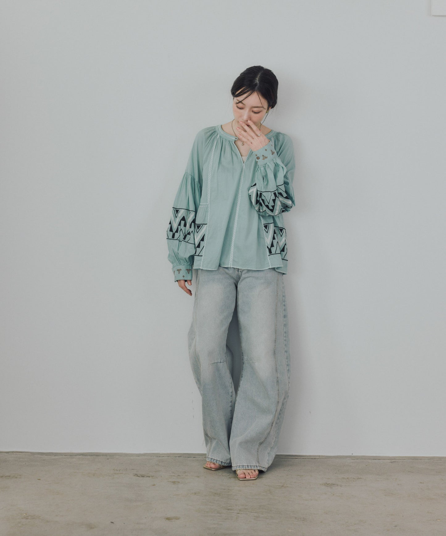 Pqran　カラー刺繍ブラウス