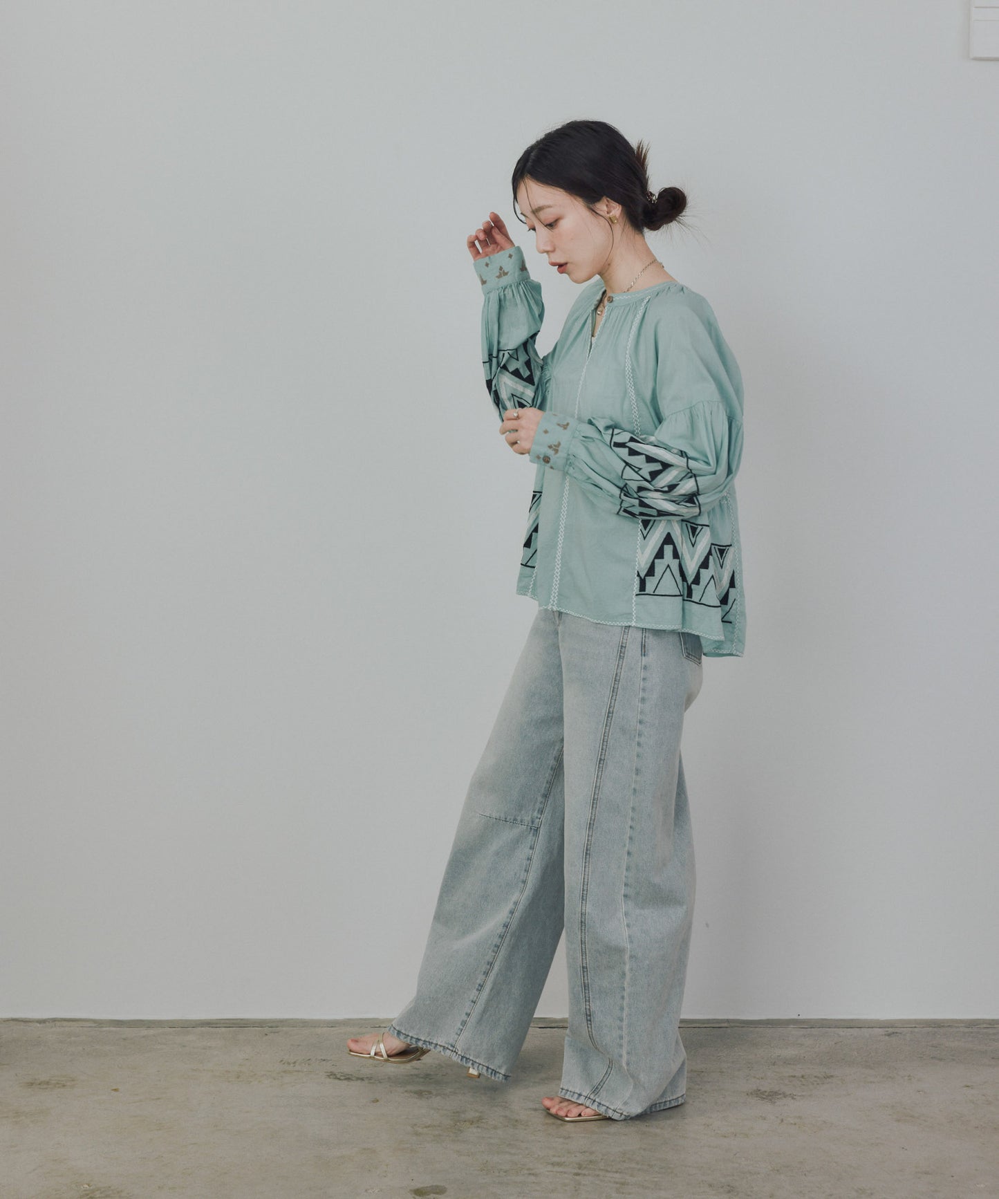 Pqran　カラー刺繍ブラウス