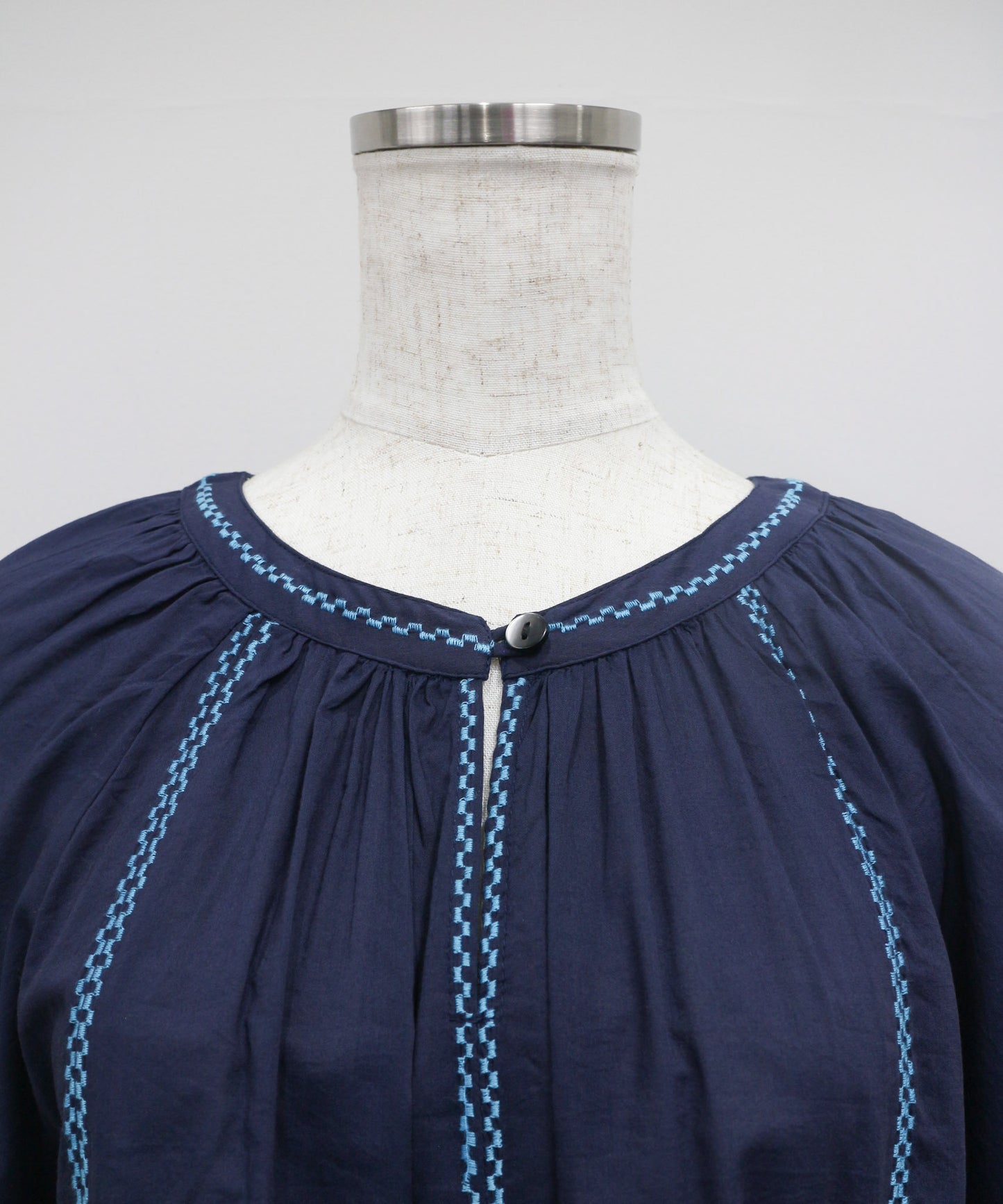 Pqran　カラー刺繍ブラウス