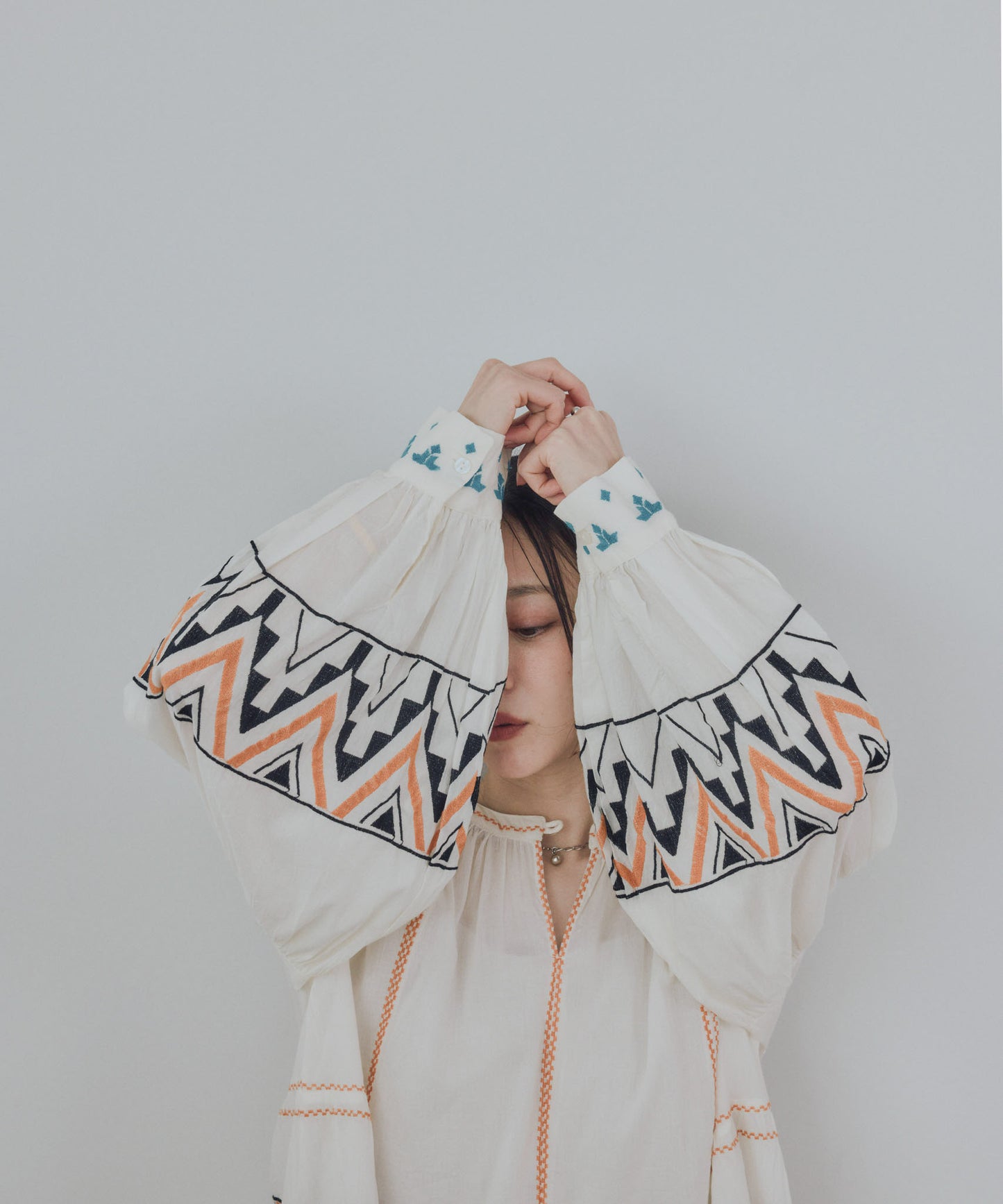 Pqran　カラー刺繍ブラウス