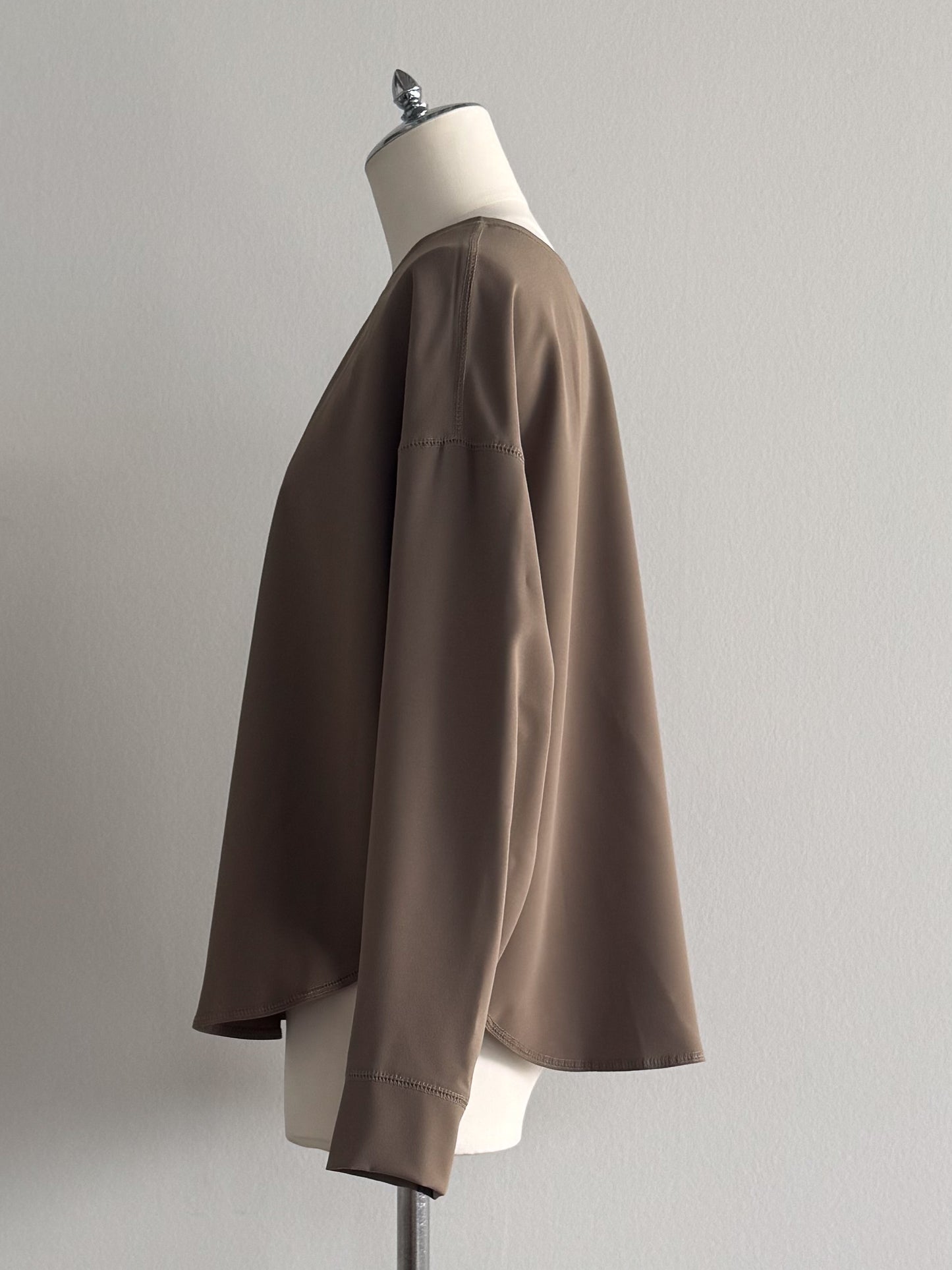 eru　2WAYロゴプリントプルオーバー