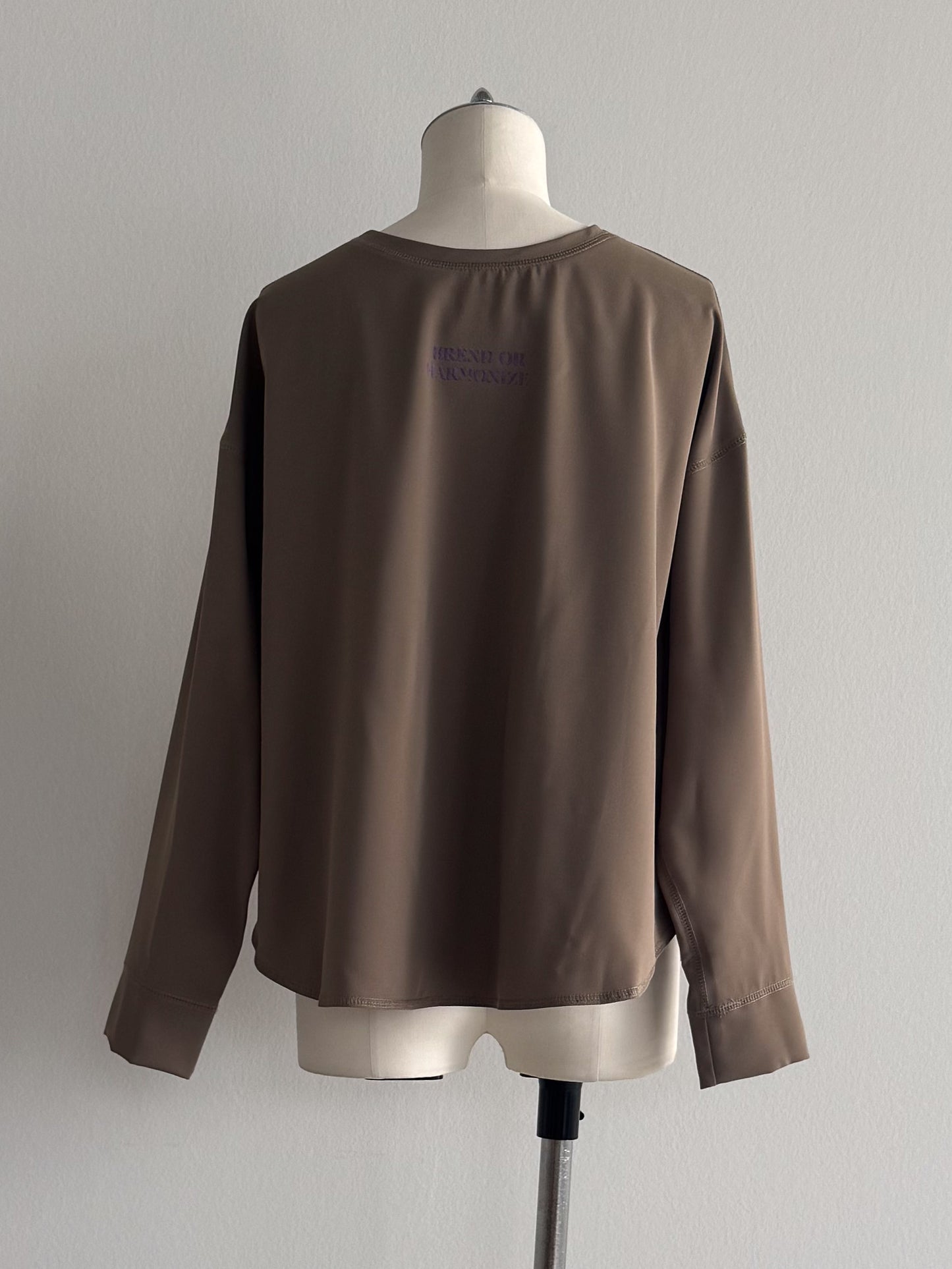 eru　2WAYロゴプリントプルオーバー