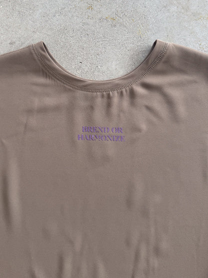 eru　2WAYロゴプリントプルオーバー