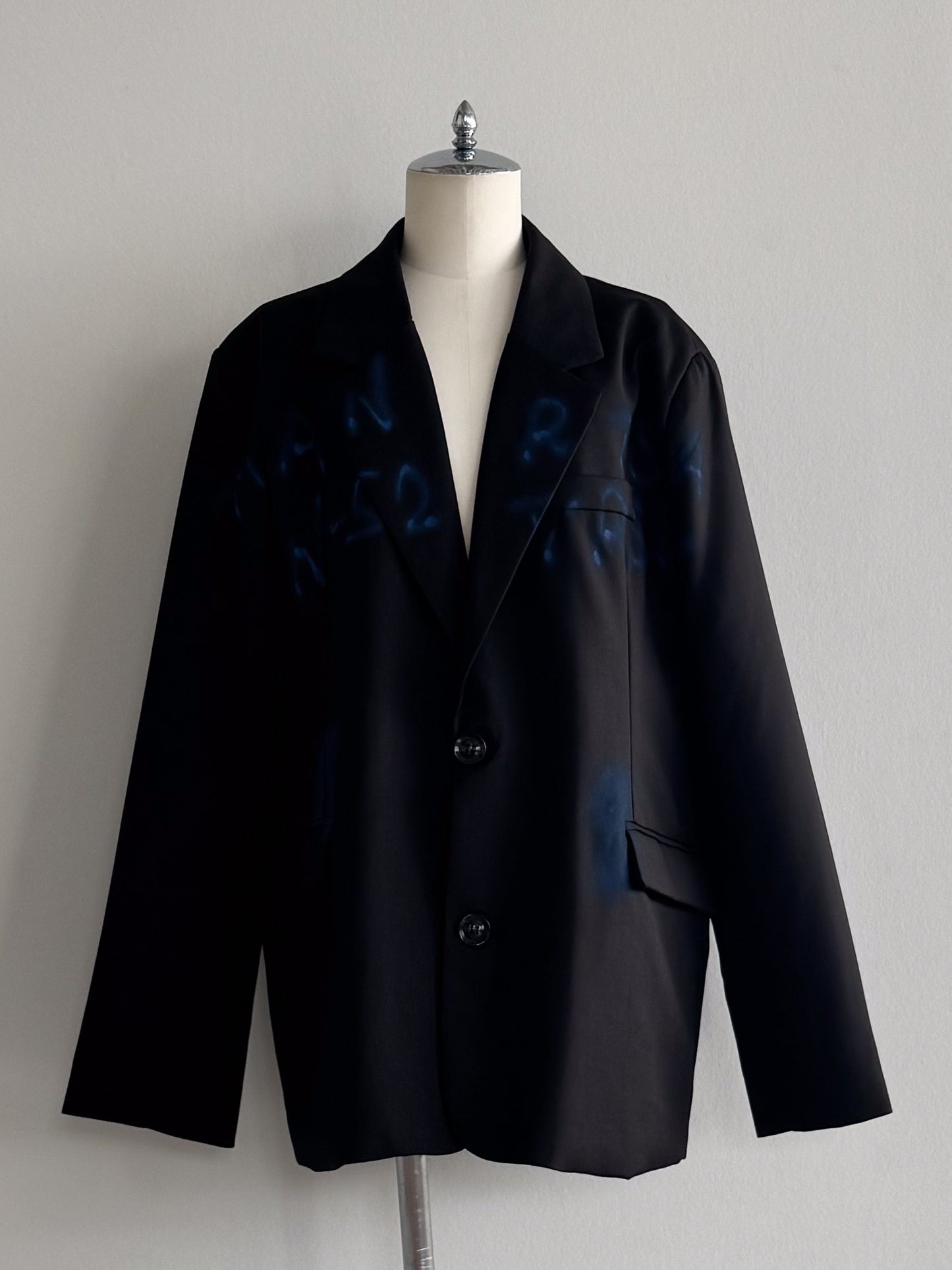 eru　スプレーロゴプリントジャケット