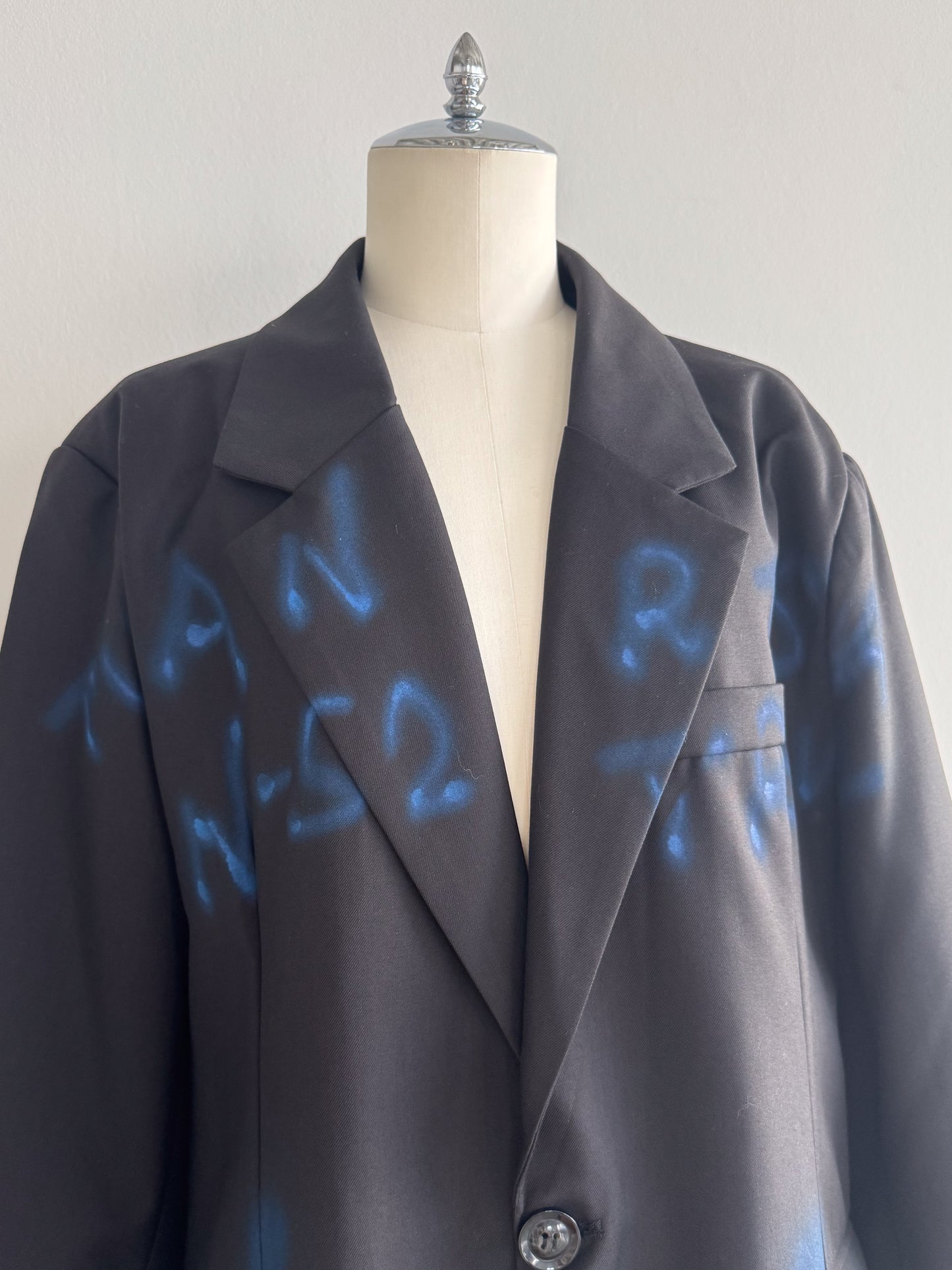 eru　スプレーロゴプリントジャケット