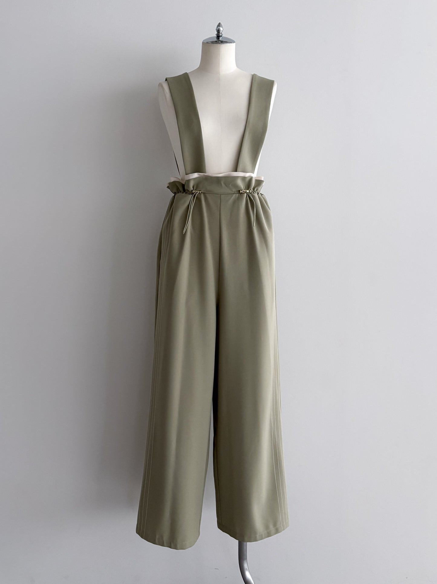 eru  バックギャザーサロペットパンツ