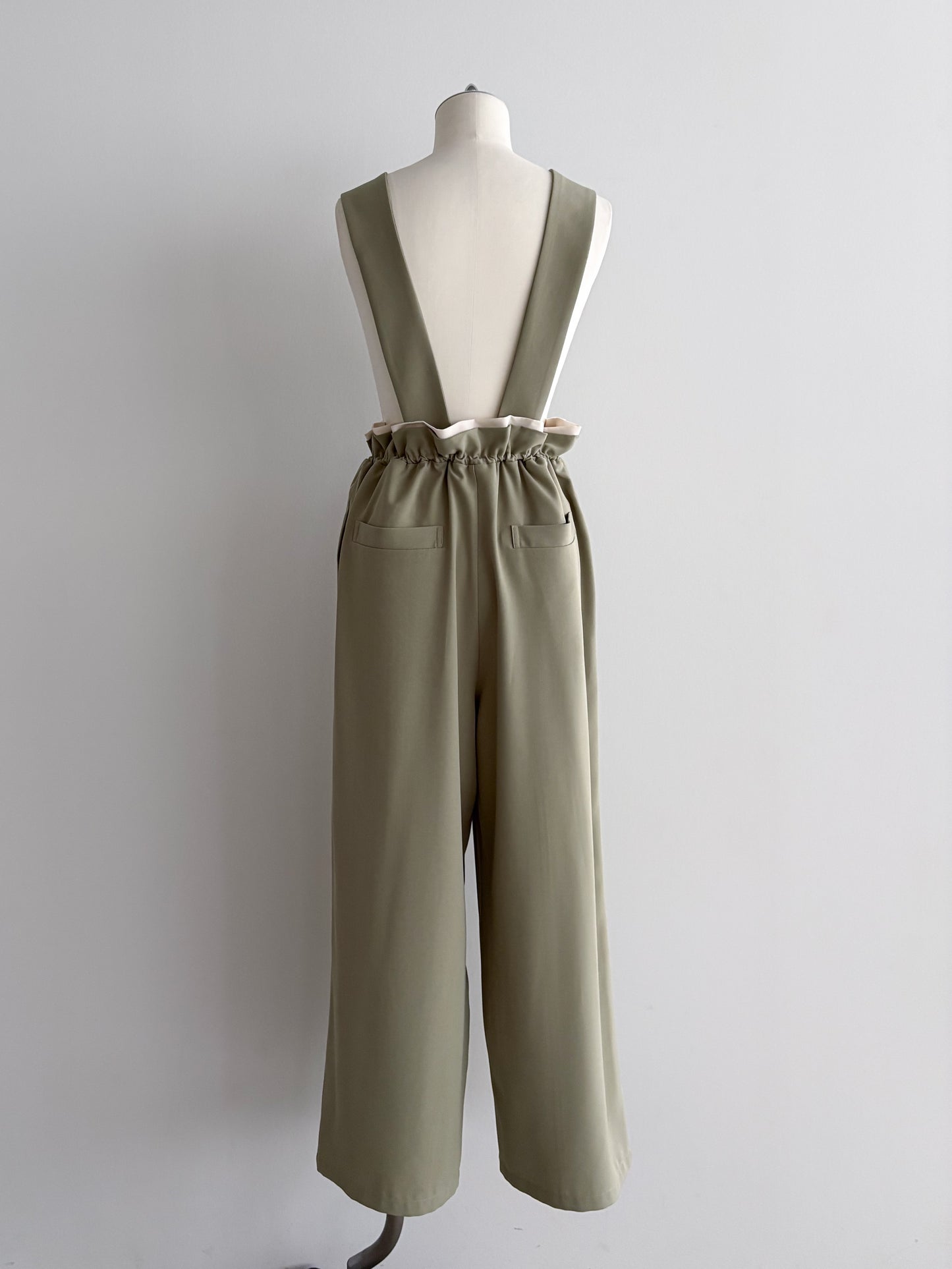 eru  バックギャザーサロペットパンツ