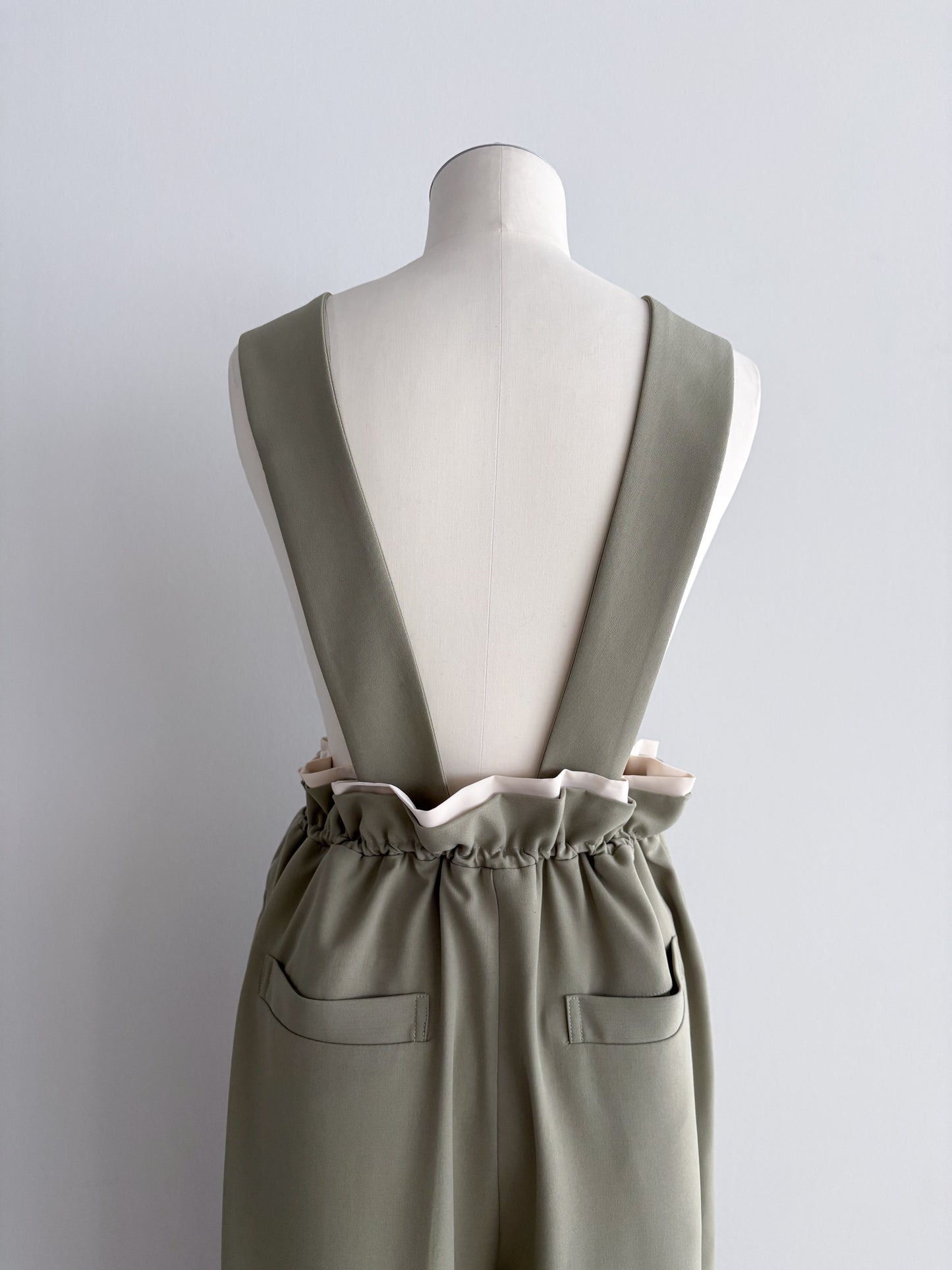 eru  バックギャザーサロペットパンツ