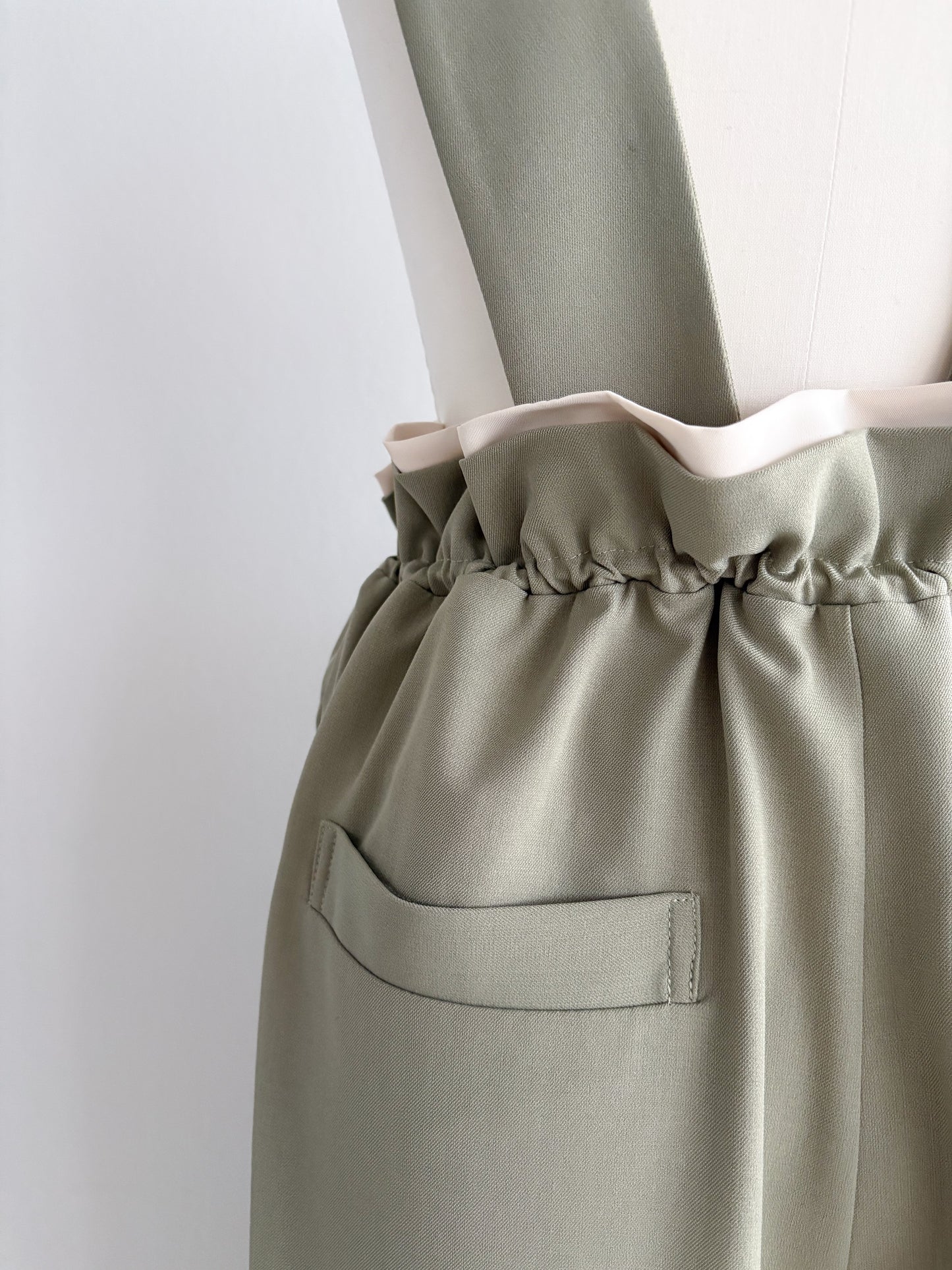 eru  バックギャザーサロペットパンツ