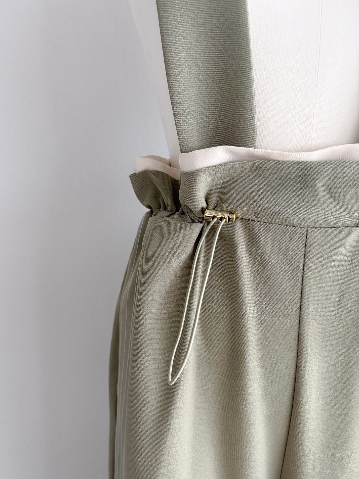 eru  バックギャザーサロペットパンツ