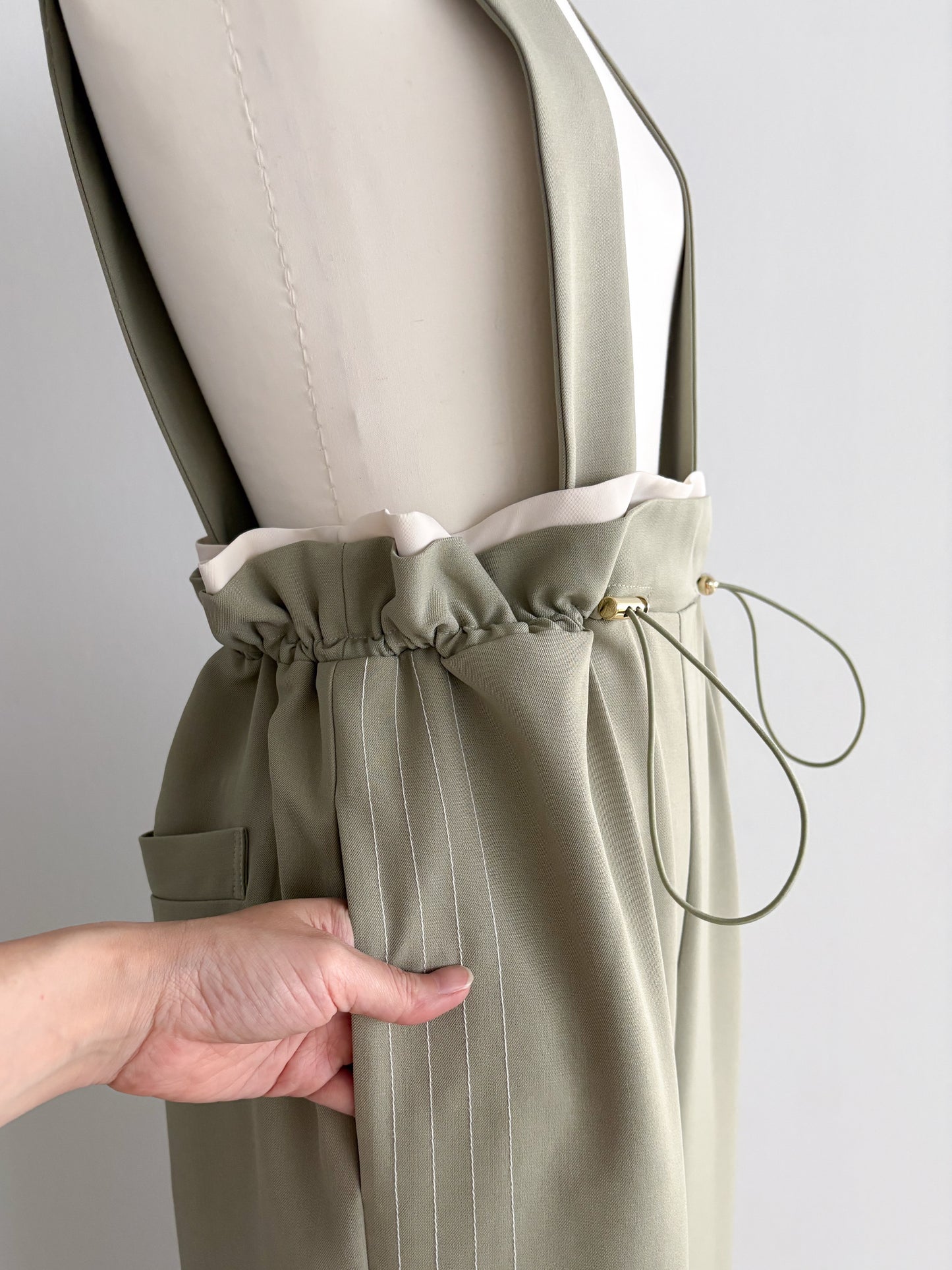 eru  バックギャザーサロペットパンツ