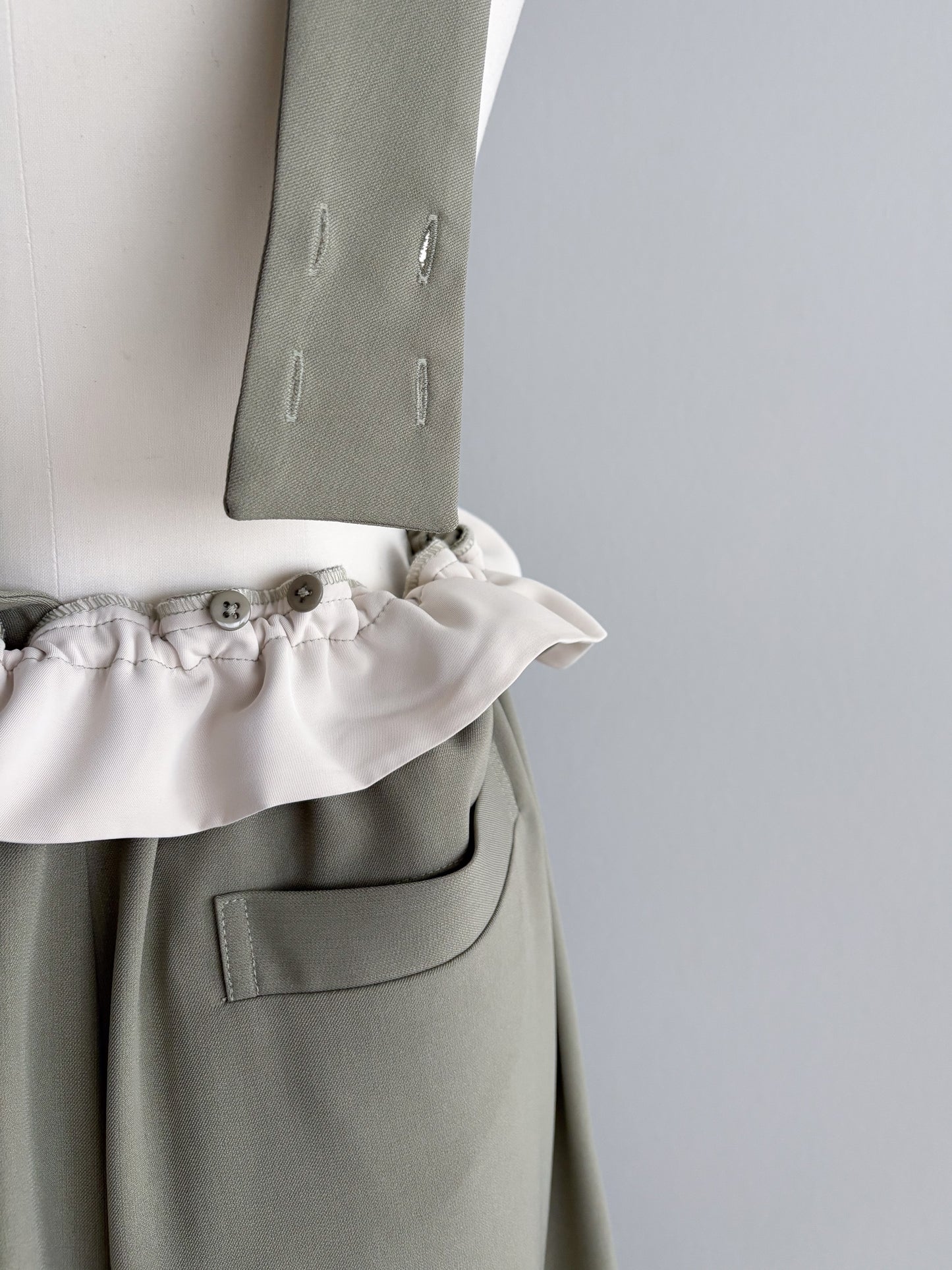 eru  バックギャザーサロペットパンツ