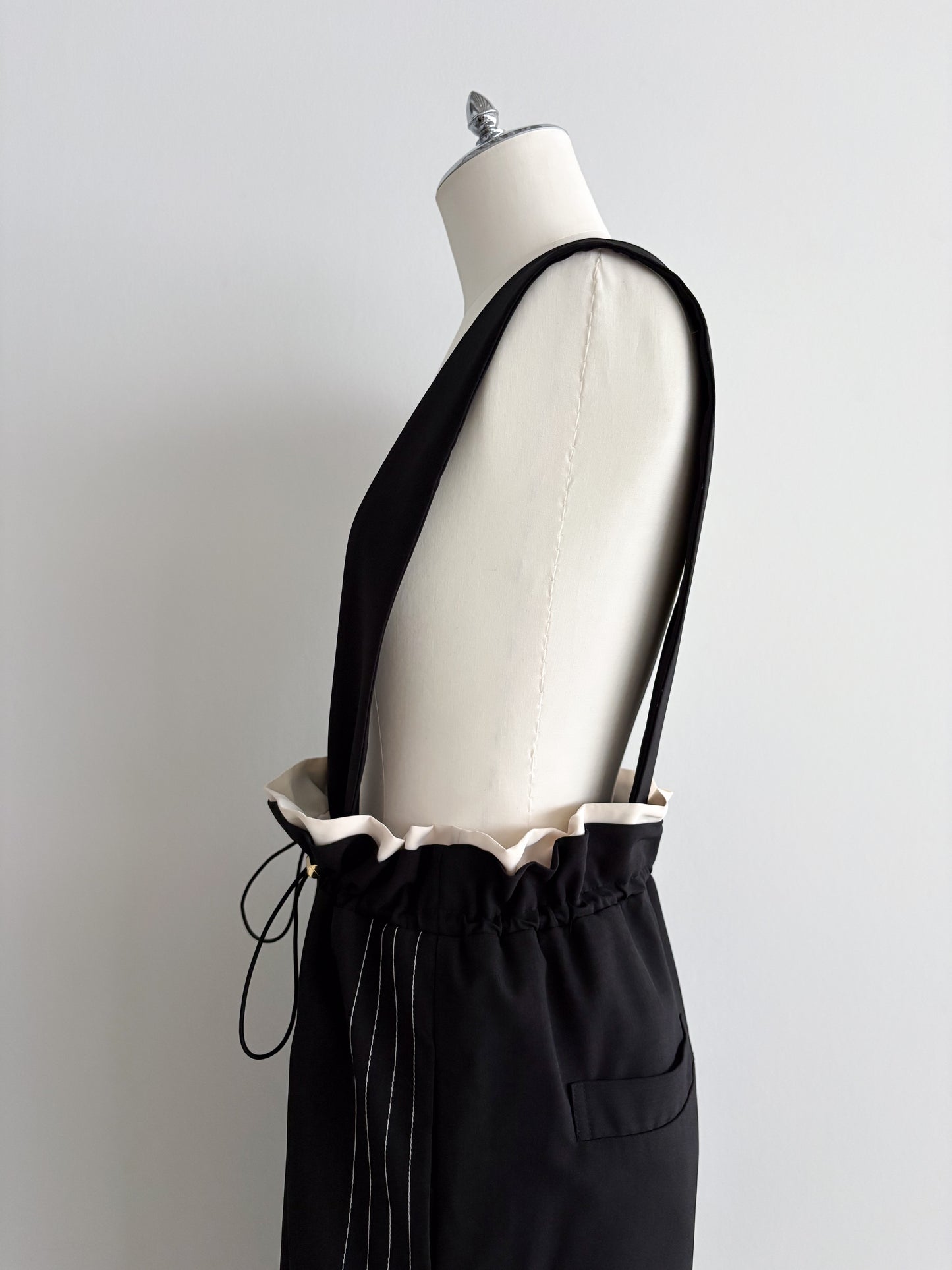 eru  バックギャザーサロペットパンツ