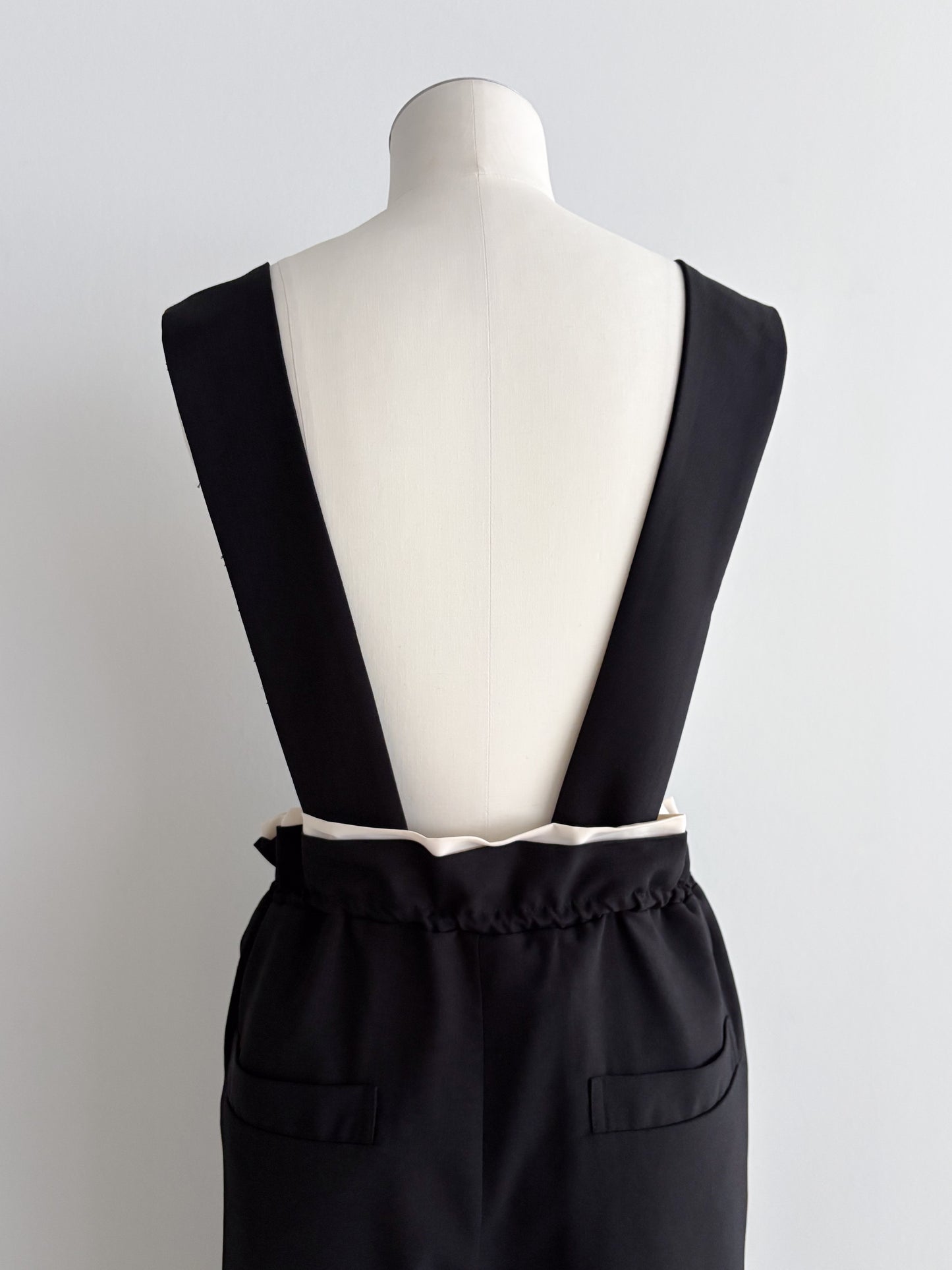 eru  バックギャザーサロペットパンツ