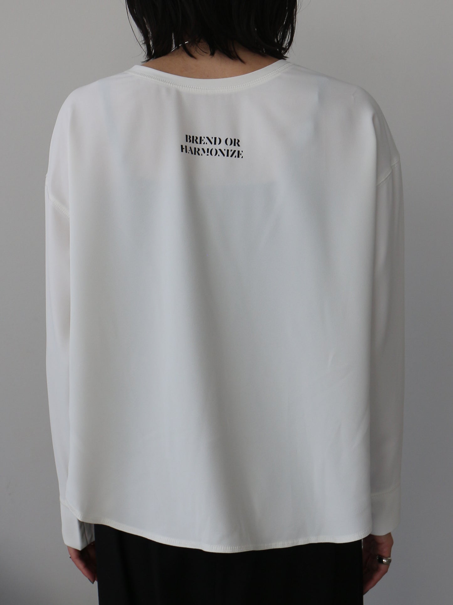 eru　2WAYロゴプリントプルオーバー