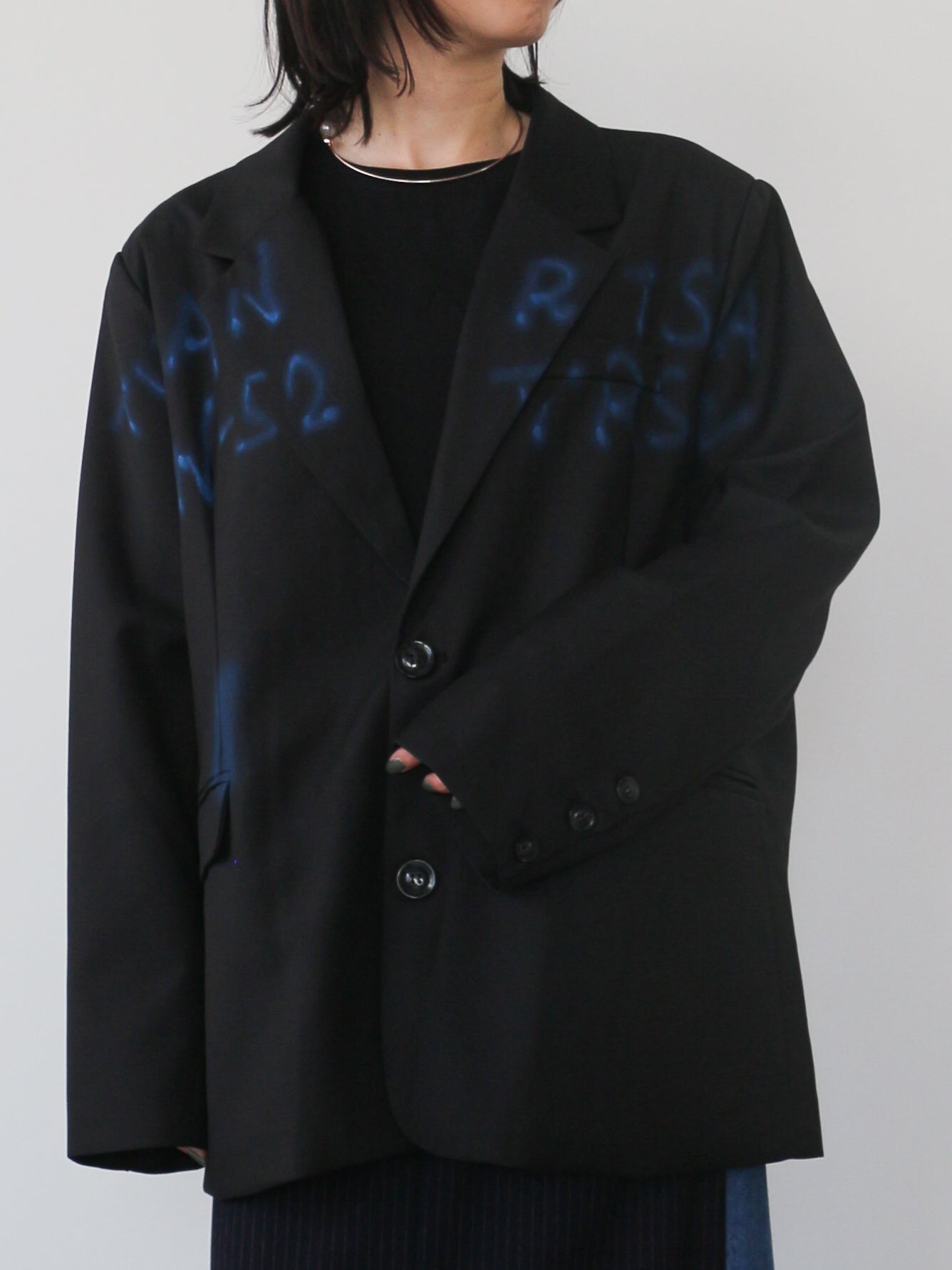 eru　スプレーロゴプリントジャケット