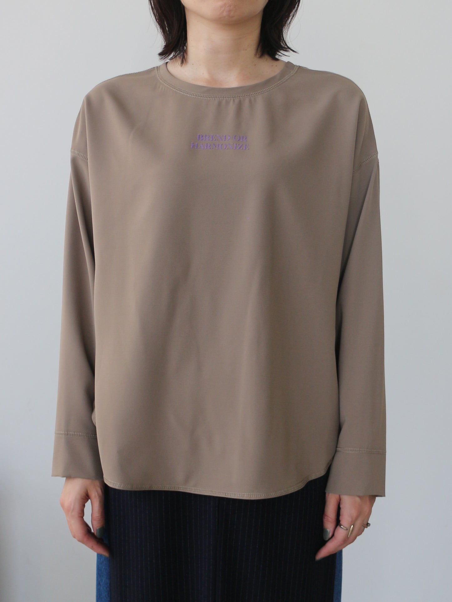 eru　2WAYロゴプリントプルオーバー