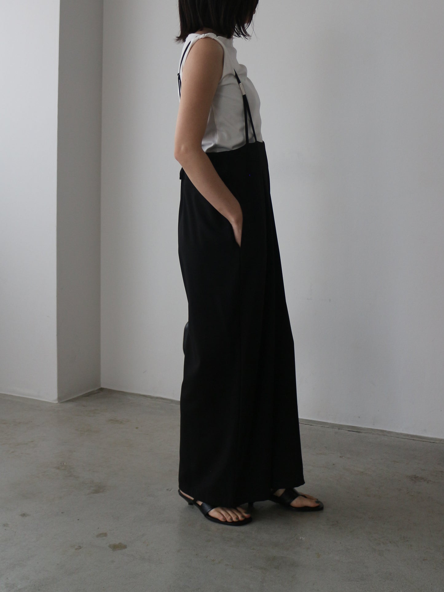 eru  バックギャザーサロペットパンツ