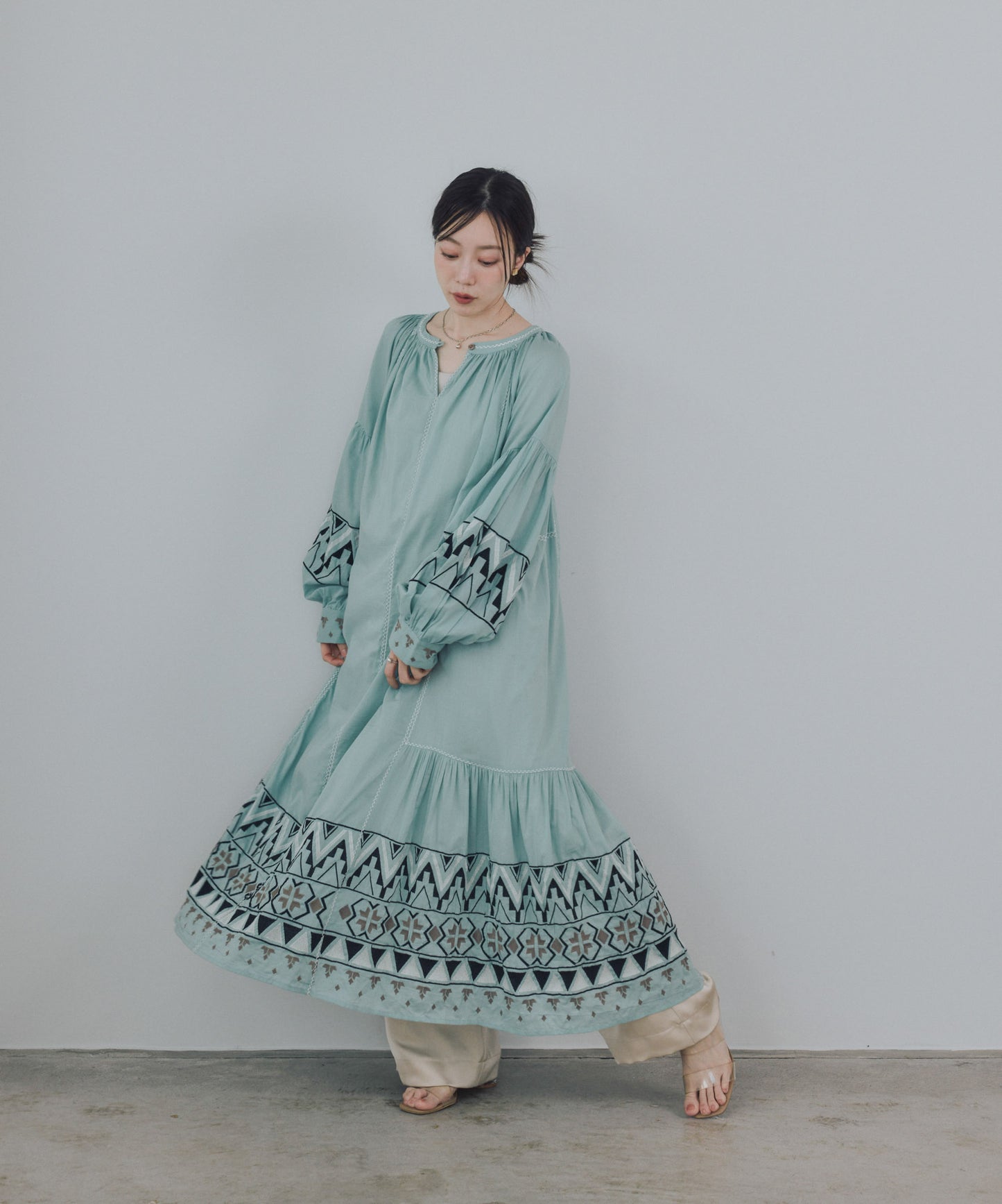 Pqran　カラー刺繍ワンピース