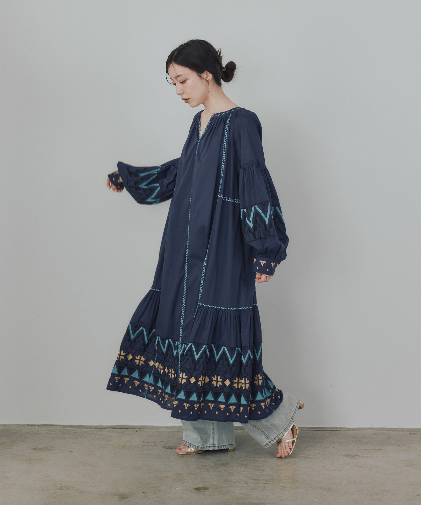 Pqran　カラー刺繍ワンピース