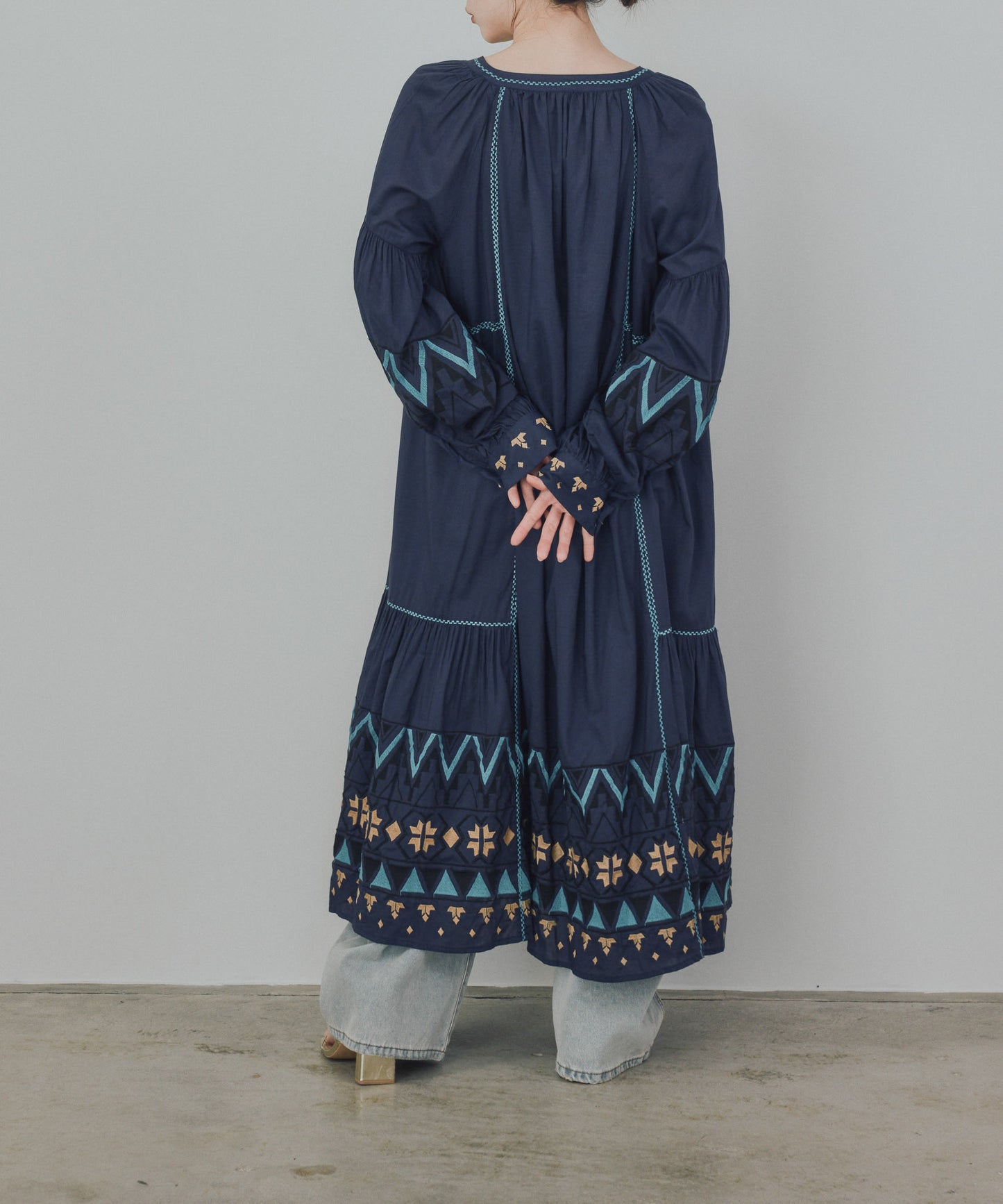 Pqran　カラー刺繍ワンピース