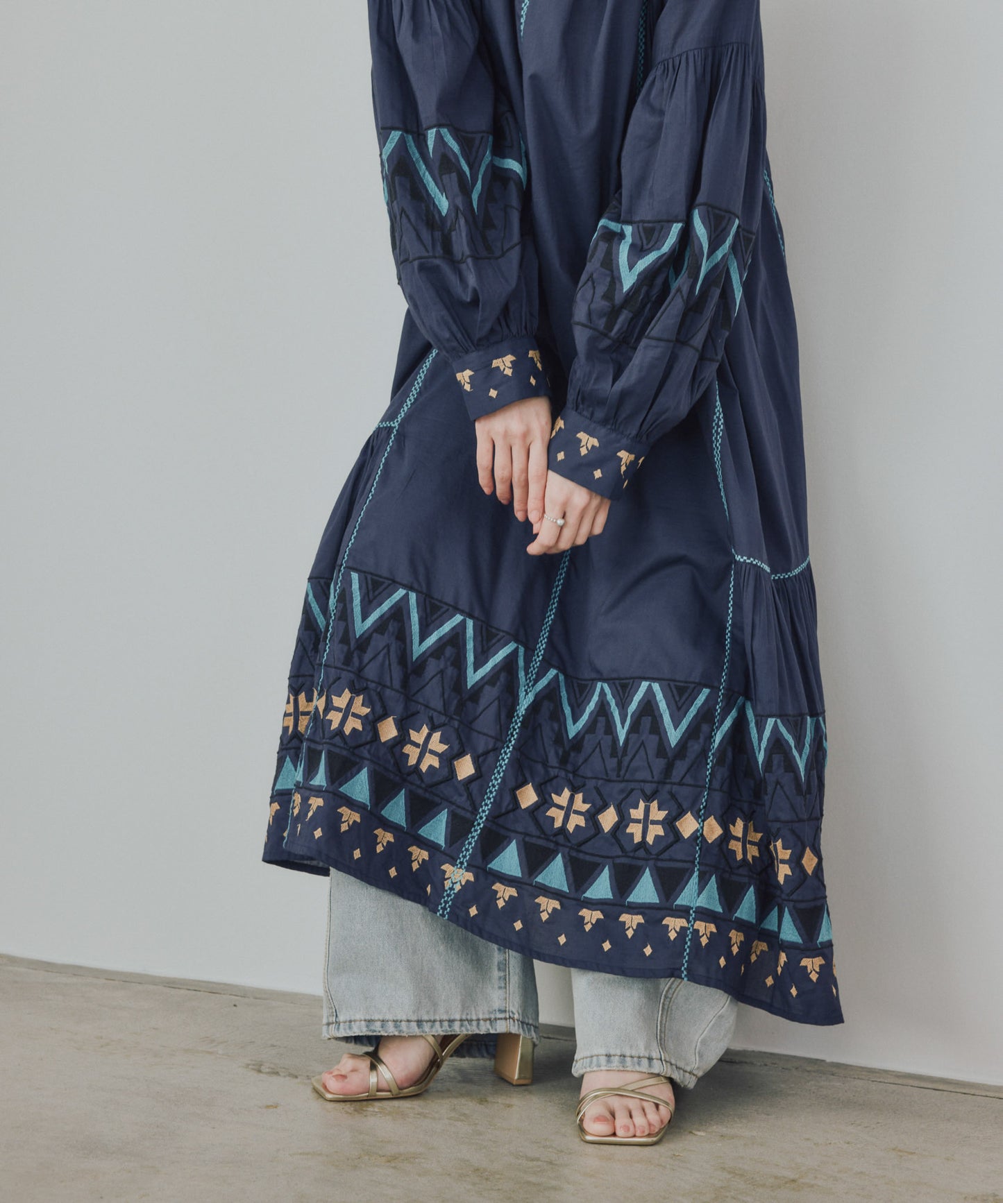 Pqran　カラー刺繍ワンピース