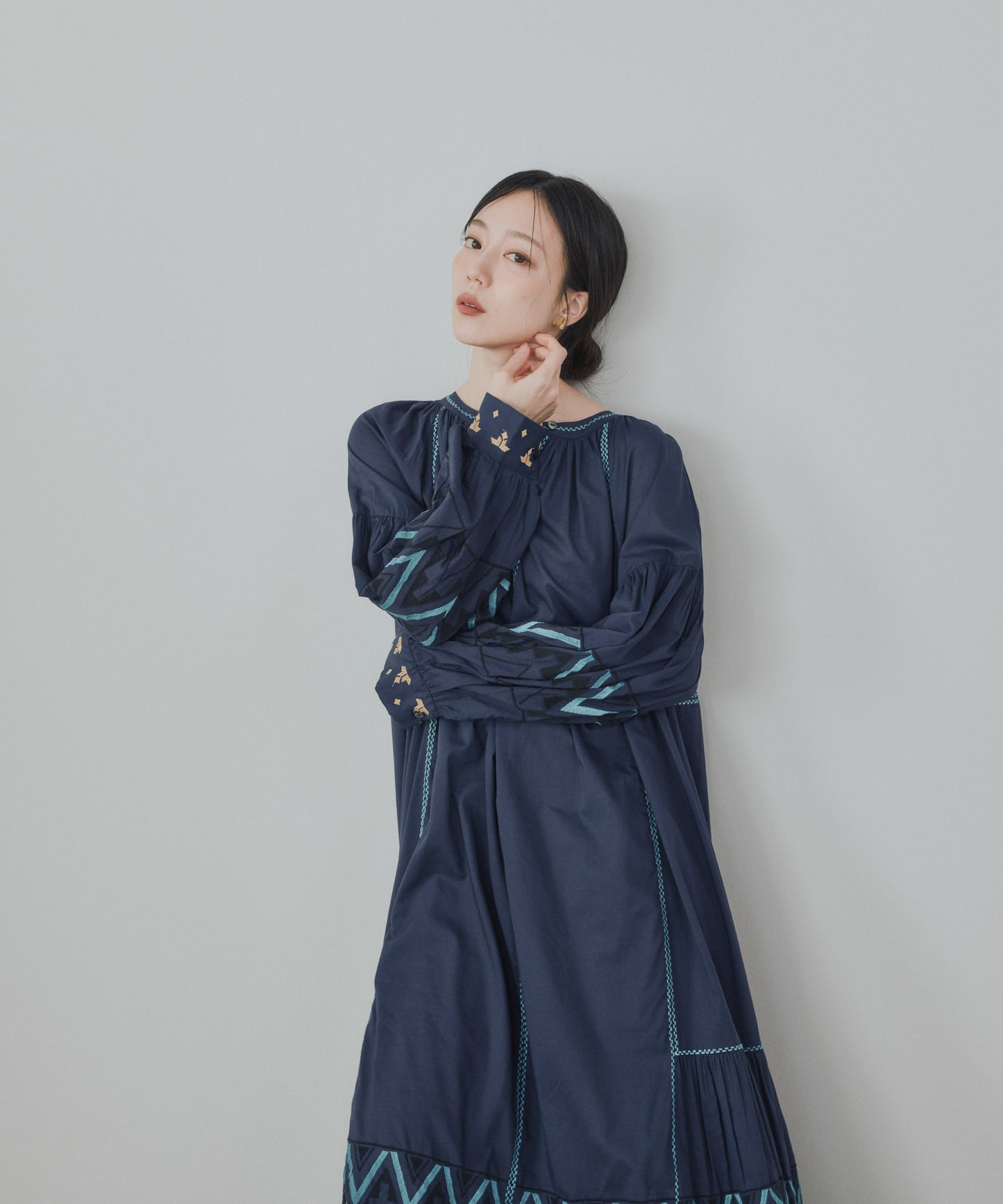 Pqran　カラー刺繍ワンピース
