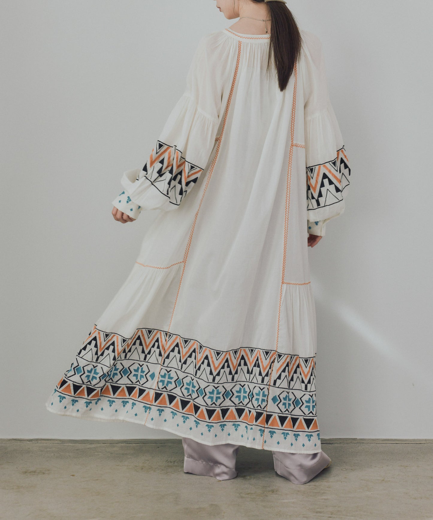 Pqran　カラー刺繍ワンピース