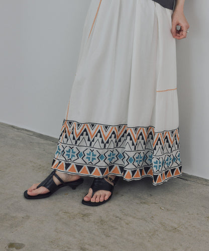 Pqran　カラー刺繍スカート