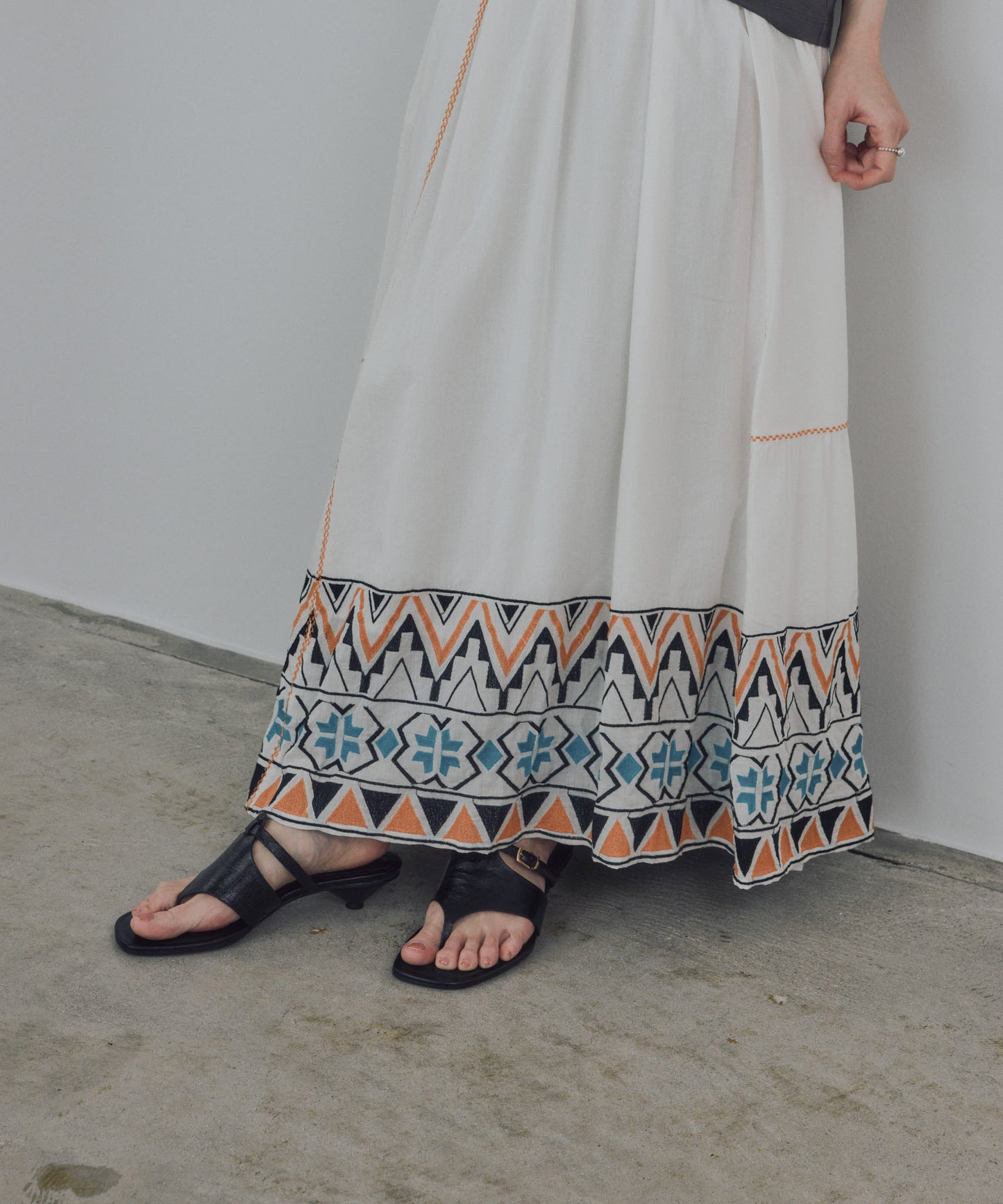 Pqran　カラー刺繍スカート