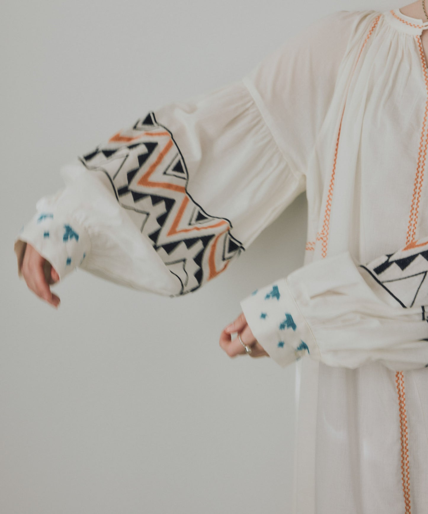 Pqran　カラー刺繍ワンピース