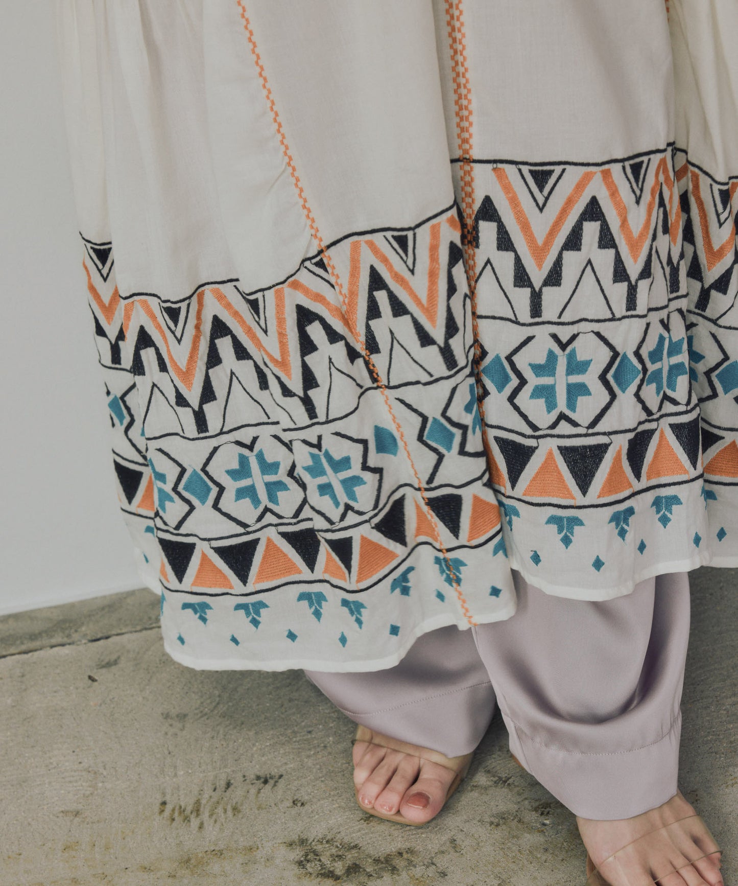 Pqran　カラー刺繍ワンピース