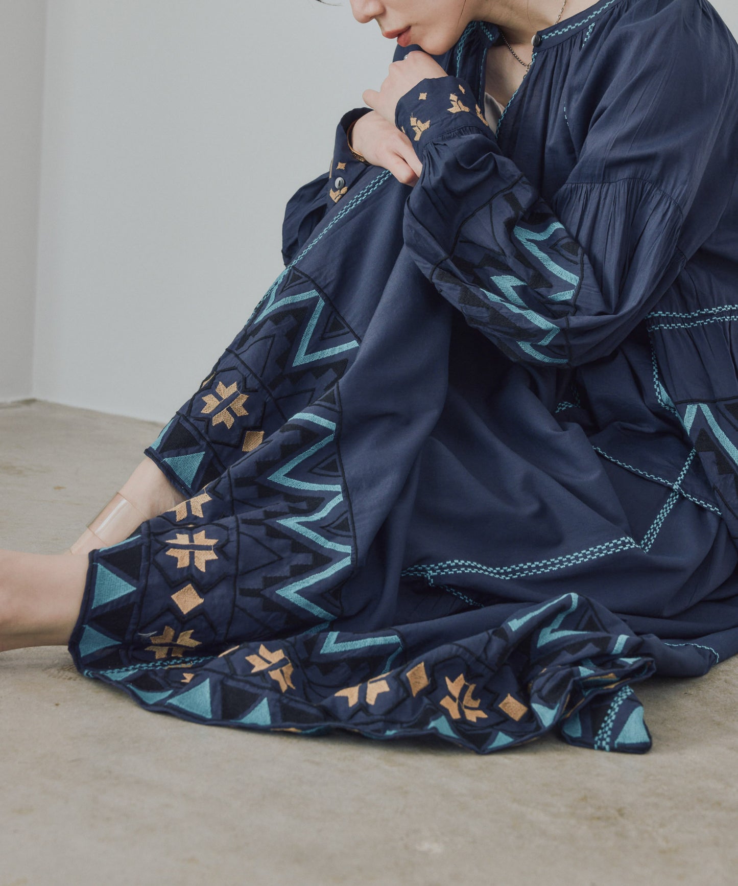 Pqran　カラー刺繍ブラウス