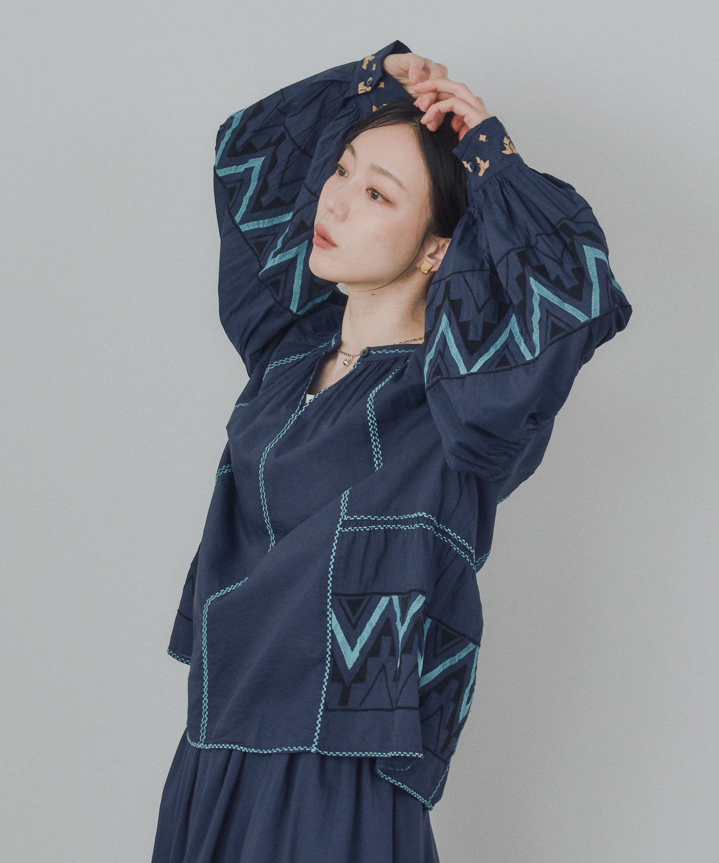Pqran　カラー刺繍ブラウス